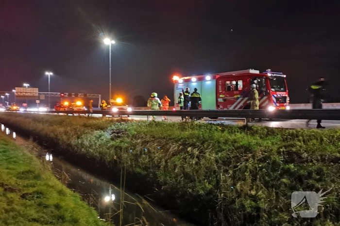 Rijbaan afgesloten door ongeval met personenauto