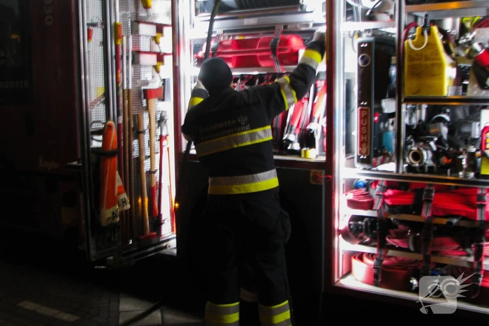 Brandweer blust brand bij garagebox