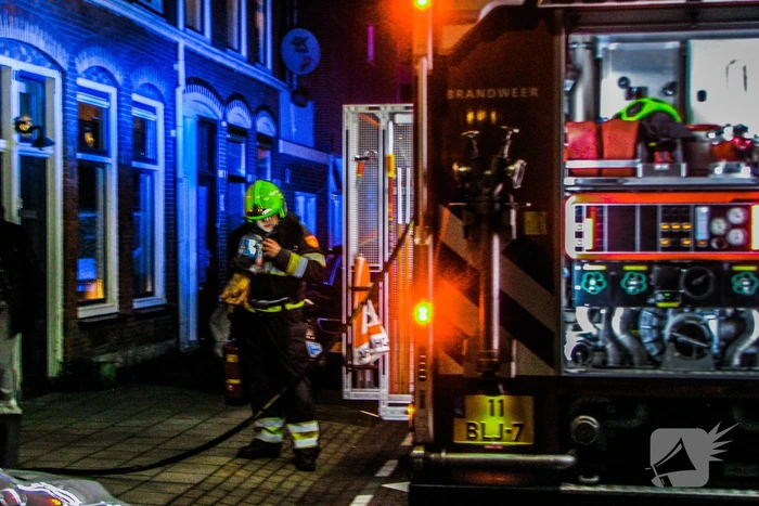 Brandweer blust brand bij garagebox