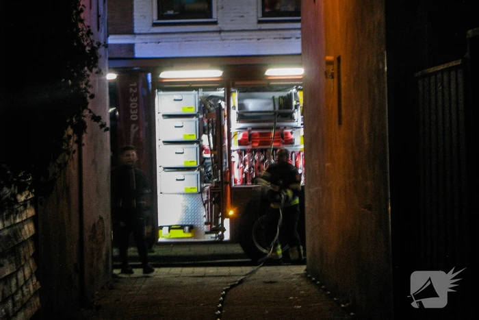 Brandweer blust brand bij garagebox