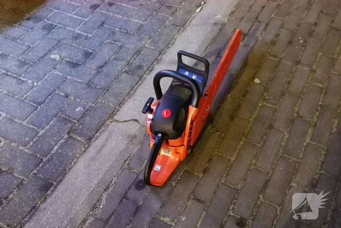 Brandweer opent deur met kettingzaag