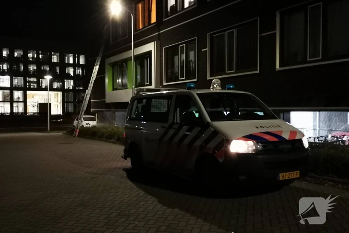 Brandweer opent deur met kettingzaag