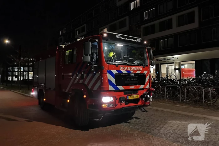 Brandweer opent deur met kettingzaag