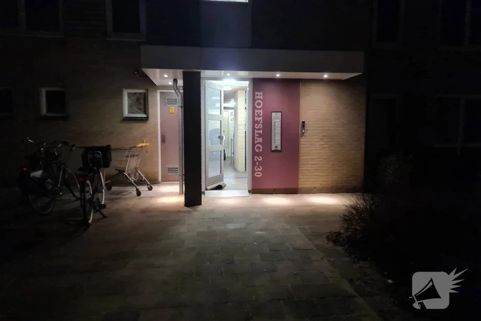 Politie breekt deur open na waterlekkage