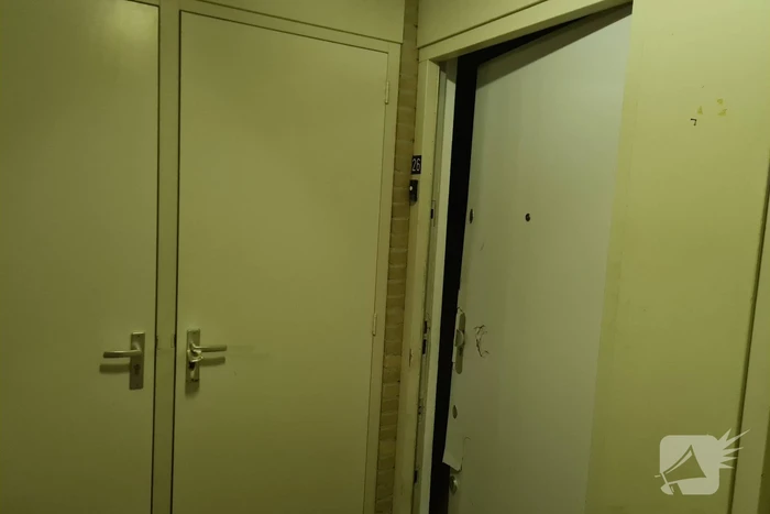 Politie breekt deur open na waterlekkage