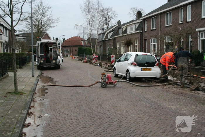 Waterleiding geraakt bij graafwerkzaamheden glasvezelnetwerk