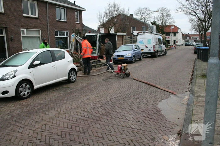Waterleiding geraakt bij graafwerkzaamheden glasvezelnetwerk