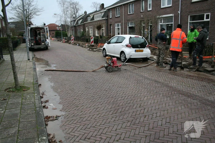 Waterleiding geraakt bij graafwerkzaamheden glasvezelnetwerk