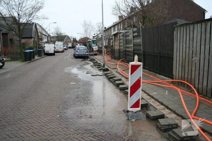 Waterleiding geraakt bij graafwerkzaamheden glasvezelnetwerk