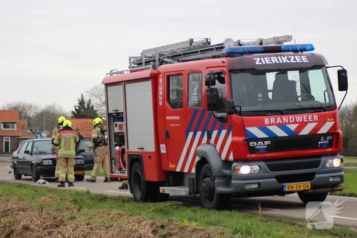 Rook onder motorkap van rijdende auto