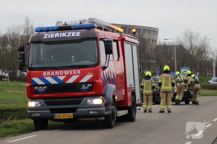 Rook onder motorkap van rijdende auto