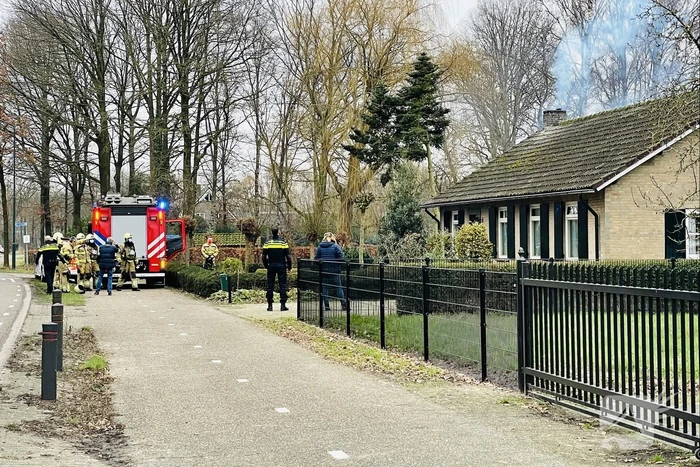 Doorgaande weg afgesloten door schoorsteenbrand