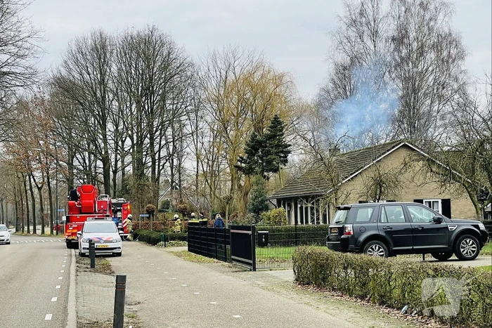 Doorgaande weg afgesloten door schoorsteenbrand
