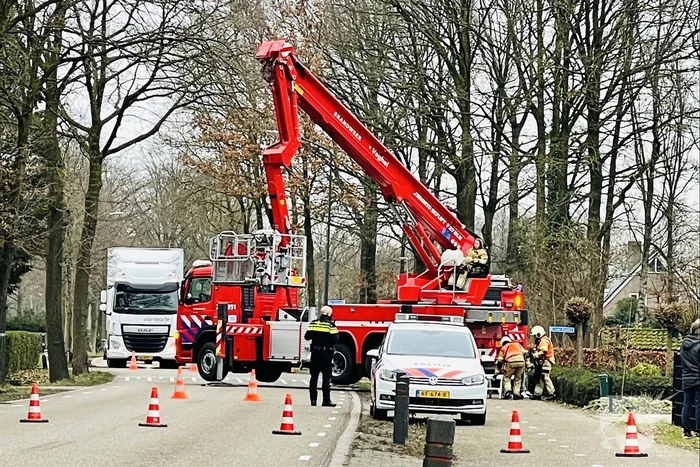 Doorgaande weg afgesloten door schoorsteenbrand