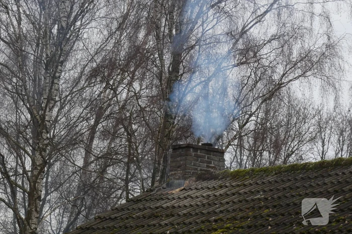 Doorgaande weg afgesloten door schoorsteenbrand