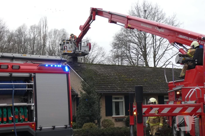 Doorgaande weg afgesloten door schoorsteenbrand