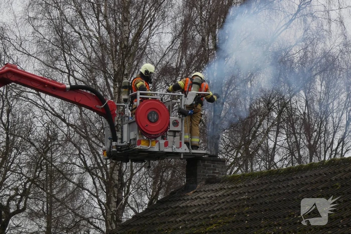 Doorgaande weg afgesloten door schoorsteenbrand