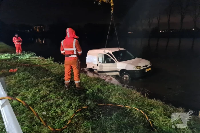 Auto te water geraakt