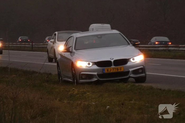 Vijf auto's botsen bij inhaalactie strooiwagen
