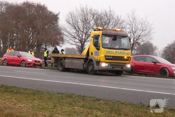 Vijf auto's botsen bij inhaalactie strooiwagen