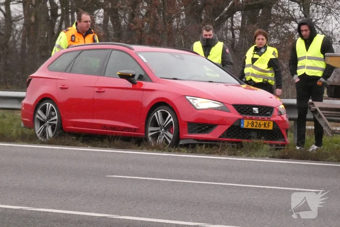 Vijf auto's botsen bij inhaalactie strooiwagen