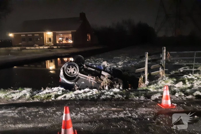 Auto belandt ondersteboven in sloot