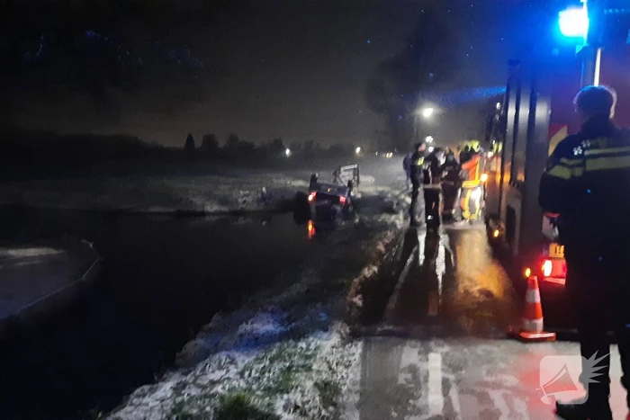 Auto belandt ondersteboven in sloot