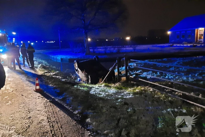 Auto belandt ondersteboven in sloot