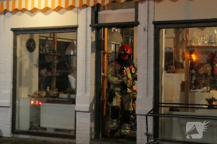 Brandweer doet controle na brand in schoorsteen van bloemenwinkel