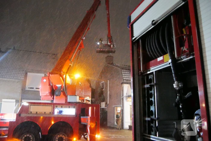 Brandweer doet controle na brand in schoorsteen van bloemenwinkel