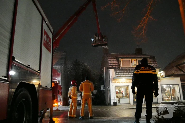 Brandweer doet controle na brand in schoorsteen van bloemenwinkel