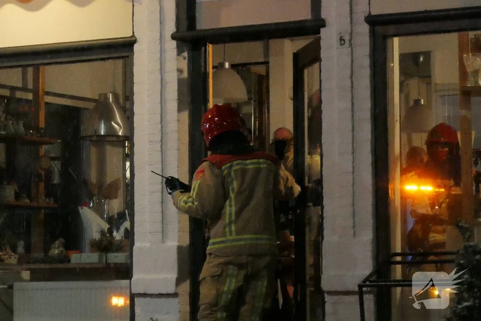 Brandweer doet controle na brand in schoorsteen van bloemenwinkel