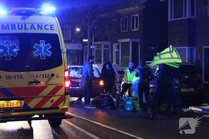 Brommer rijdt vermoedelijk achterop personenauto