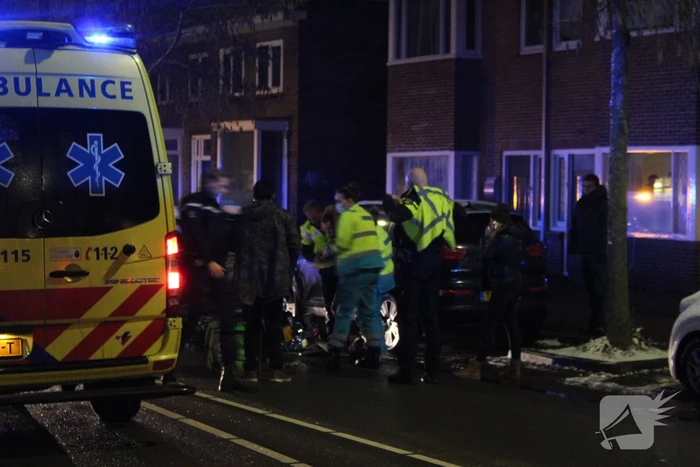 Brommer rijdt vermoedelijk achterop personenauto