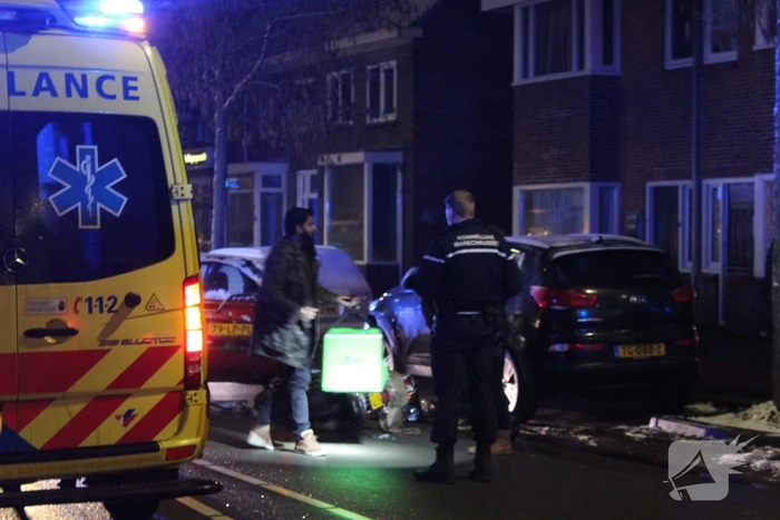 Brommer rijdt vermoedelijk achterop personenauto
