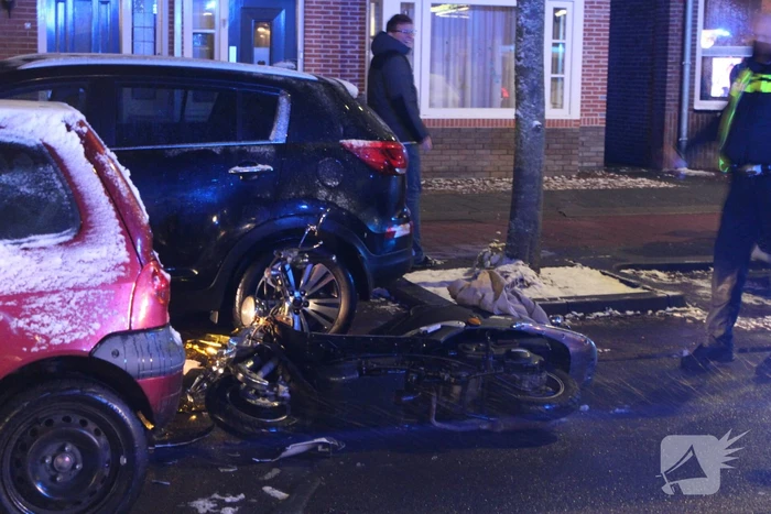 Brommer rijdt vermoedelijk achterop personenauto