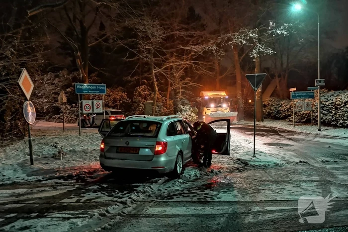 Strooivrachtwagen botst met personenwagen