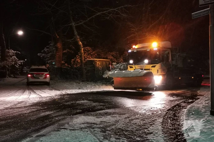 Strooivrachtwagen botst met personenwagen