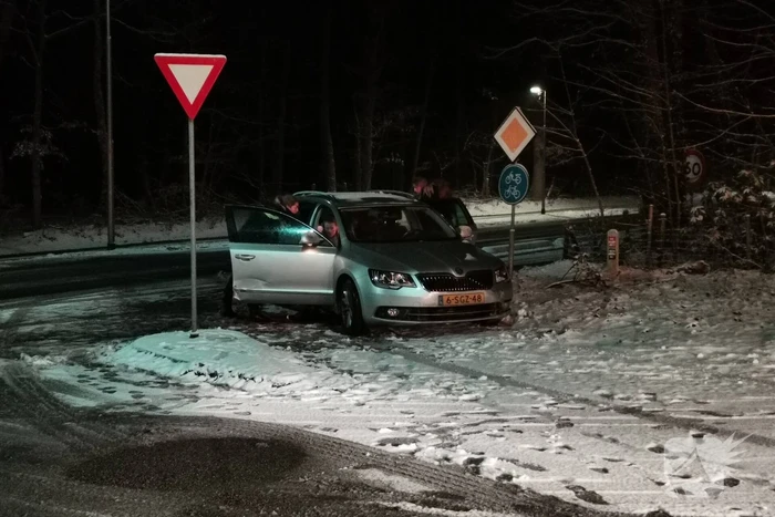 Strooivrachtwagen botst met personenwagen