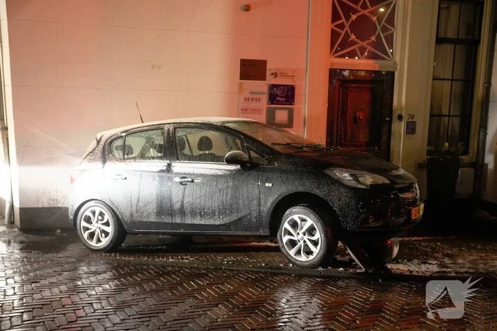 Automobilist raakt in een slip en belandt op betonnen paal