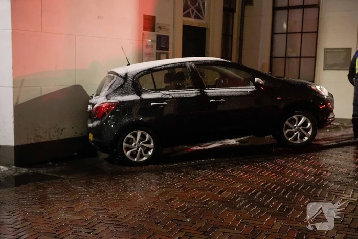 Automobilist raakt in een slip en belandt op betonnen paal