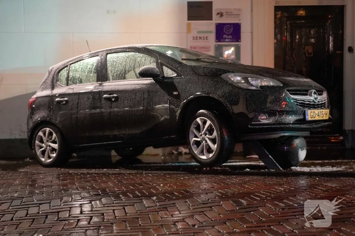 Automobilist raakt in een slip en belandt op betonnen paal