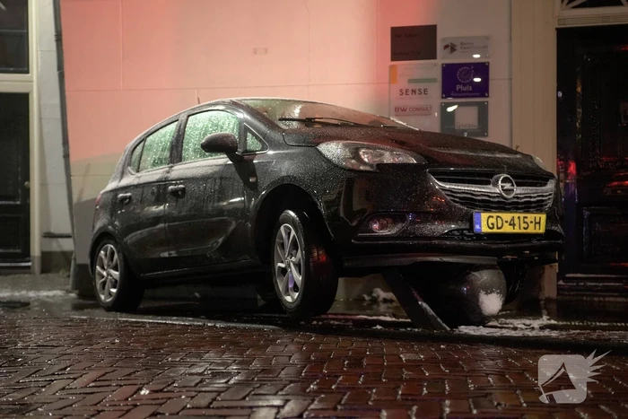 Automobilist raakt in een slip en belandt op betonnen paal