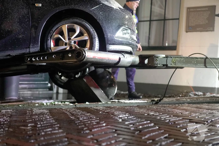 Automobilist raakt in een slip en belandt op betonnen paal