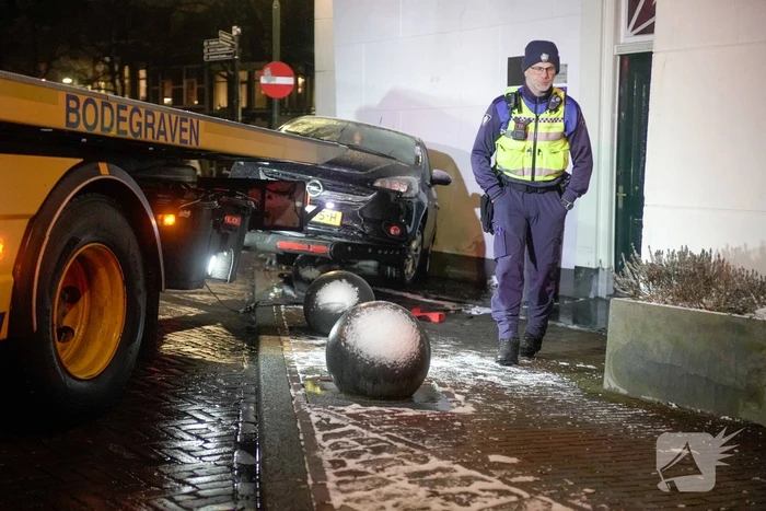 Automobilist raakt in een slip en belandt op betonnen paal
