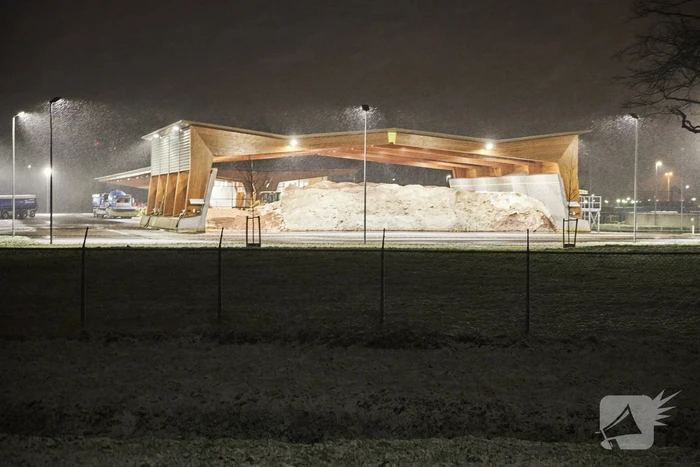 Gladde wegen door sneeuw knooppunt Eemnes