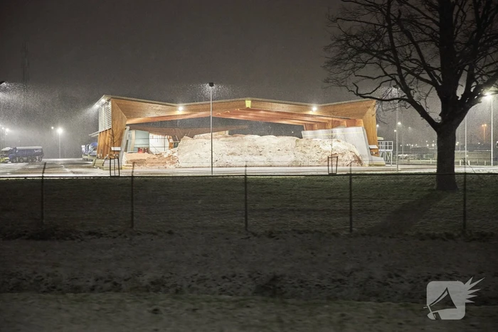 Gladde wegen door sneeuw knooppunt Eemnes