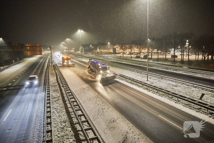 Gladde wegen door sneeuw knooppunt Eemnes