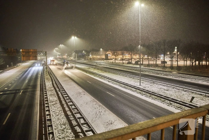 Gladde wegen door sneeuw knooppunt Eemnes
