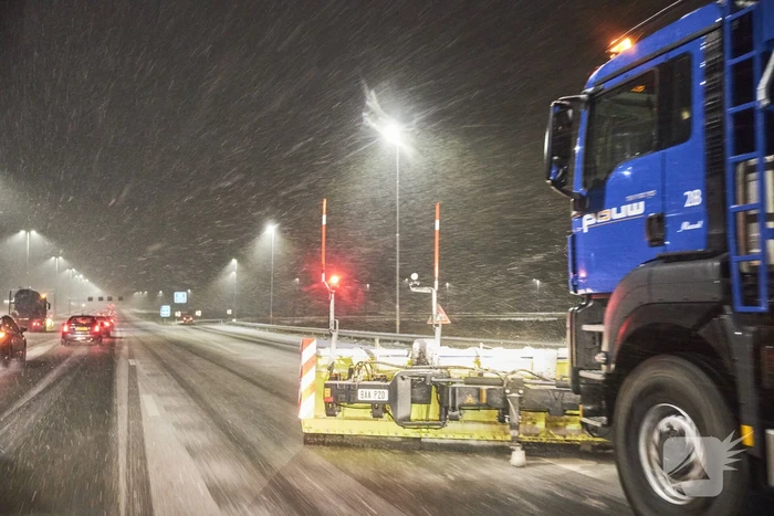 Gladde wegen door sneeuw knooppunt Eemnes